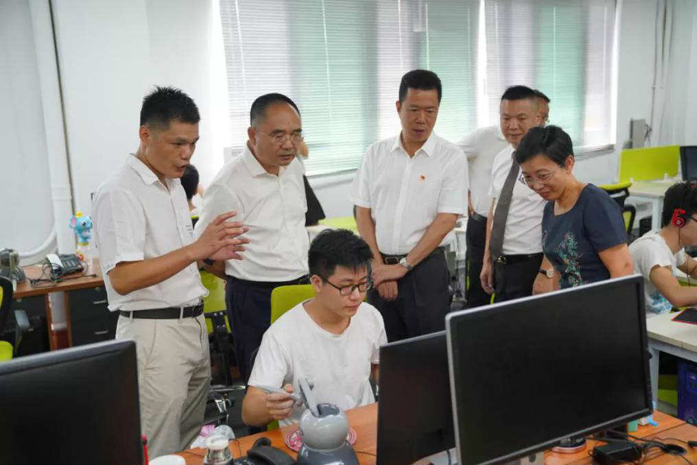 市、區領導蒞臨羞羞的视频在线观看設計
